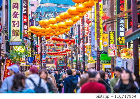 日本の横浜都市景観 JN.1増加…賑わう中華街。マ不要、新年に希望の光を…=令和6年1月19日 日本の横浜都市景観 JN.1増加…賑わう中華街。マ不要、新年に希望の光を…=令和6年1月19日 110717954