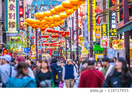 日本の横浜都市景観 JN.1増加…賑わう中華街。マ不要、新年に希望の光を…=令和6年1月19日 日本の横浜都市景観 JN.1増加…賑わう中華街。マ不要、新年に希望の光を…=令和6年1月19日 110717955