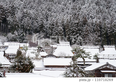 雪の日の京都美山かやぶきの里 110718269