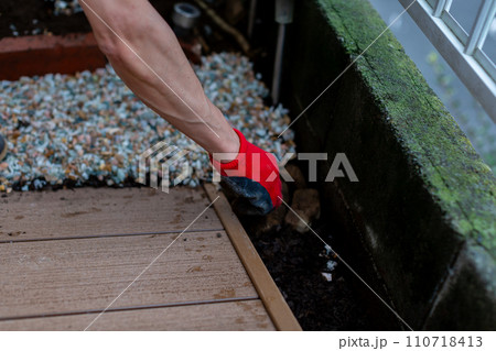 庭に砂利を敷く男性　園芸　ガーデニング 110718413