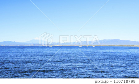 相模湾越しに見える冬の美しい、海越しの、冠雪した富士山 110718799