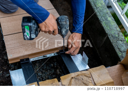 ウッドデッキの工事をする業者 ウッドデッキの工事をする業者 110718997