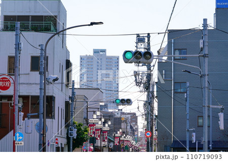 東京足立区北千住の宿場町通り商店街 110719093