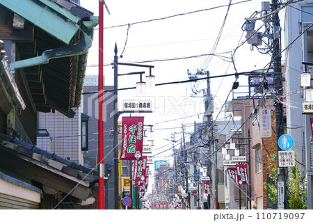 東京足立区北千住の宿場町通り商店街 東京足立区北千住の宿場町通り商店街 110719097