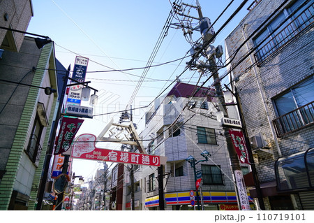東京足立区北千住の宿場町通り商店街 110719101