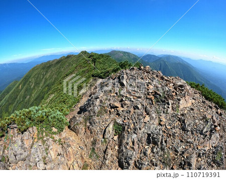 石狩岳最高地点からの音更山への稜線 110719391