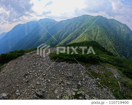 音更山頂上からの石狩岳への稜線 110719400