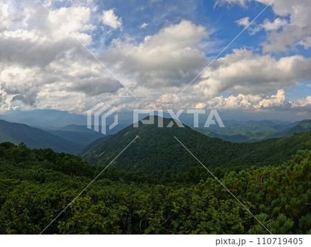 ユニ石狩岳山頂からの周辺の山々 ユニ石狩岳山頂からの周辺の山々 110719405