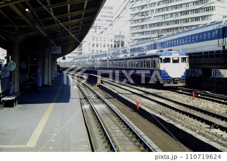 有楽町で0系新幹線と並ぶ横須賀線列車、113系クハ111-1418他、1980年2月11日 有楽町で0系新幹線と並ぶ横須賀線列車、113系クハ111-1418他、1980年2月11日 110719624