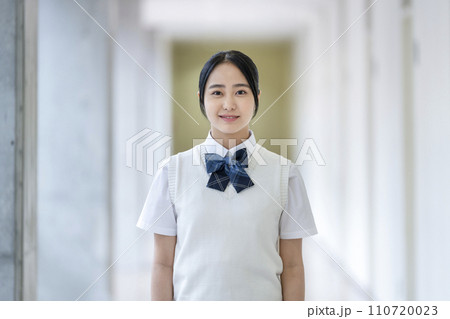 カメラ目線で笑顔の女子学生　　撮影協力：有明教育芸術短期大学 110720023