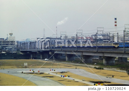 六郷川橋梁で京浜東北線と並ぶ、東海道線を走る横須賀線列車・1102S、113系、1980年2月14日 六郷川橋梁で京浜東北線と並ぶ、東海道線を走る横須賀線列車・1102S、113系、1980年2月14日 110720024
