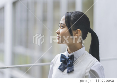 笑顔の女子高校生 横顔 撮影協力:有明教育芸術短期大学 笑顔の女子高校生 横顔 撮影協力:有明教育芸術短期大学 110720058