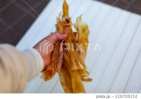 アキレスジャーキーを持つ手元 110720152