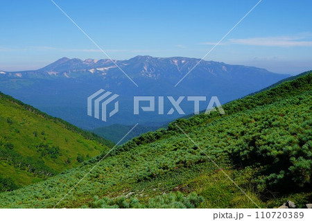 石狩岳からの大雪山系の山々 110720389