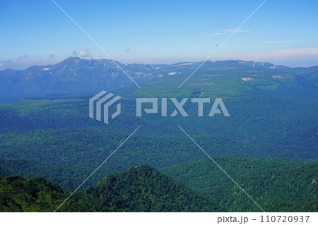 石狩岳山頂からのトムラウシ山と化雲岳 石狩岳山頂からのトムラウシ山と化雲岳 110720937
