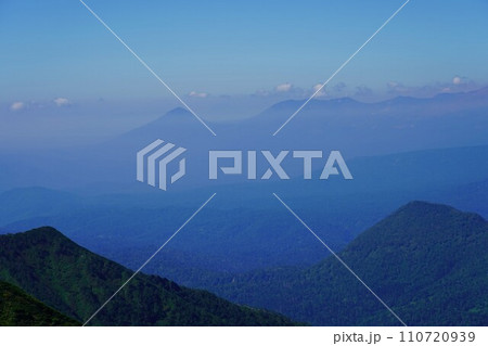 石狩岳山頂からの前富良野岳と富良野岳 石狩岳山頂からの前富良野岳と富良野岳 110720939