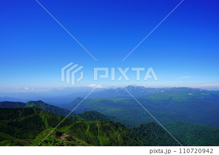 石狩岳山頂からの大雪山系の山々 110720942