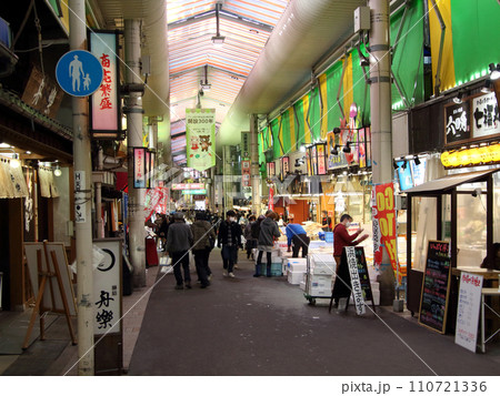 近江町市場にて（石川県金沢市） 110721336