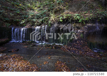 長野県軽井沢　白糸ハイランドウエー近くの白糸の滝　2023年10月31日 110721580