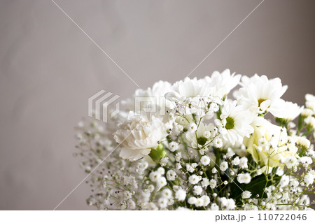 白を基調とした花のアレンジメント 110722046