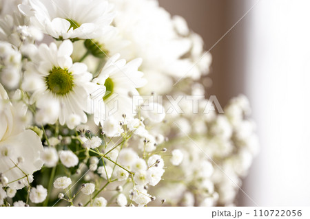 白を基調とした花のアレンジメント 110722056