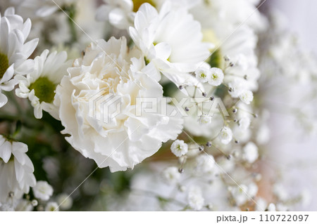 白を基調とした花のアレンジメント 110722097