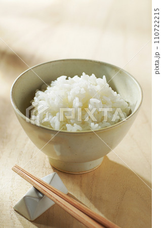 炊き立ての白ご飯 110722215
