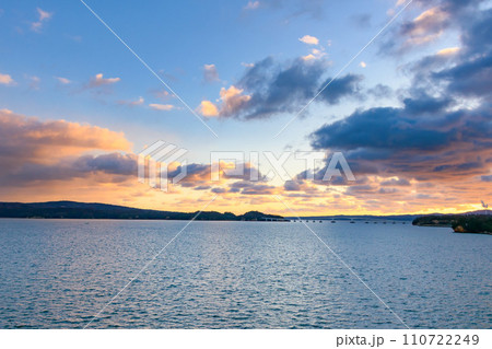 能登半島・夕焼けの七尾湾と能登島大橋 110722249