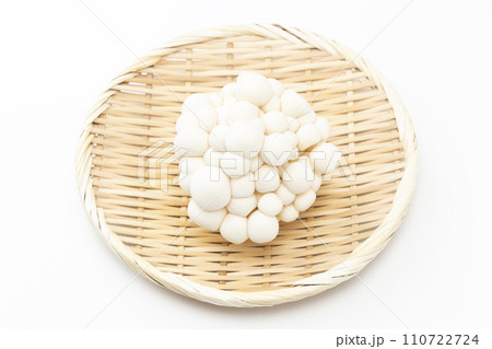 白背景に白いブナシメジ 110722724