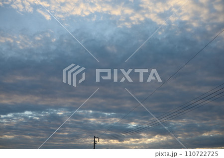 夕暮れの空に浮かぶ雲 夕暮れの空に浮かぶ雲 110722725