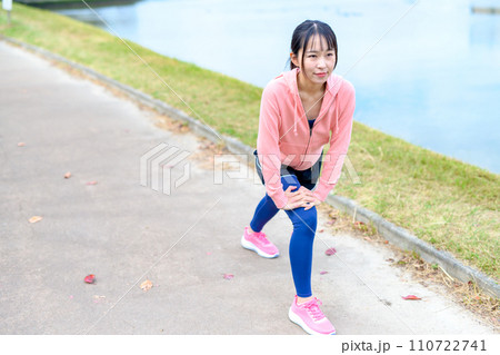 川沿いをジョギングする前にストレッチする若い女性 ダイエット ランニングウェア 川沿いをジョギングする前にストレッチする若い女性 ダイエット ランニングウェア 110722741