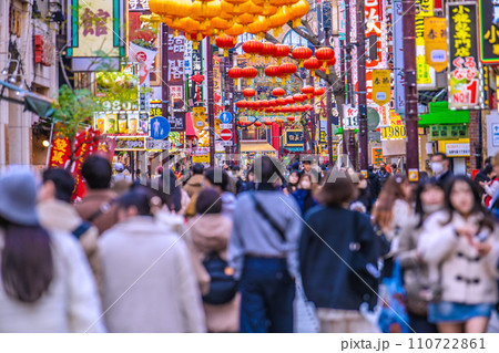 日本の横浜都市景観 JN.1増加…賑わう中華街。マ不要、新年に希望の光を…=令和6年1月19日 日本の横浜都市景観 JN.1増加…賑わう中華街。マ不要、新年に希望の光を…=令和6年1月19日 110722861
