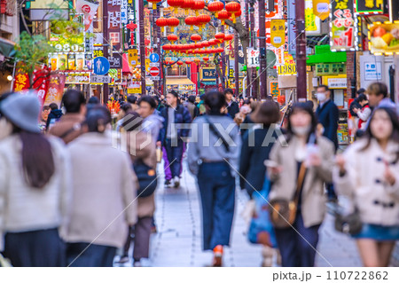 日本の横浜都市景観 JN.1増加…賑わう中華街。マ不要、新年に希望の光を…＝令和6年1月19日 110722862