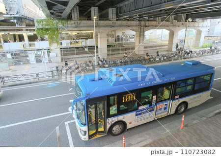 川崎市バスが停まる登戸駅 110723082