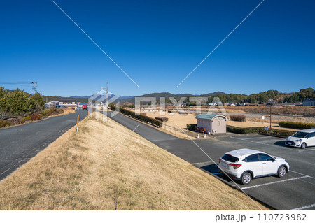 森町の太田川親水公園の河川敷にある駐車場(静岡県) 110723982