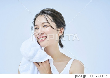 タオルで顔を拭く女性 110724103