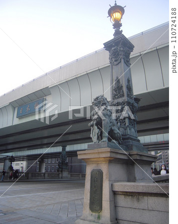 風景写真　日本橋　東京を守る獅子 110724188