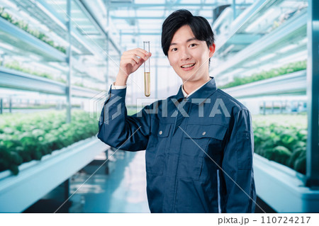 作業服で農薬の研究をする技術者 作業服で農薬の研究をする技術者 110724217