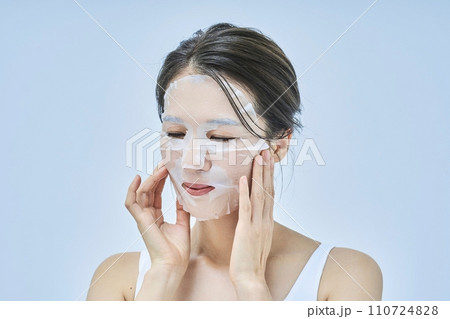 フェイスパックを使ってスキンケアをする女性 110724828