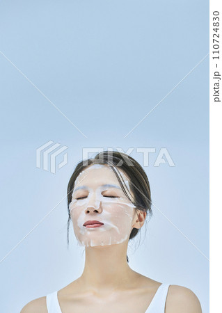 フェイスパックを使ってスキンケアをする女性 フェイスパックを使ってスキンケアをする女性 110724830