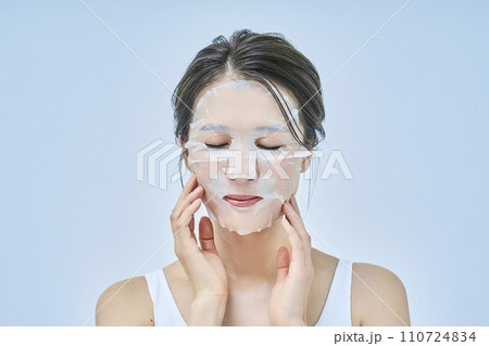フェイスパックを使ってスキンケアをする女性 110724834