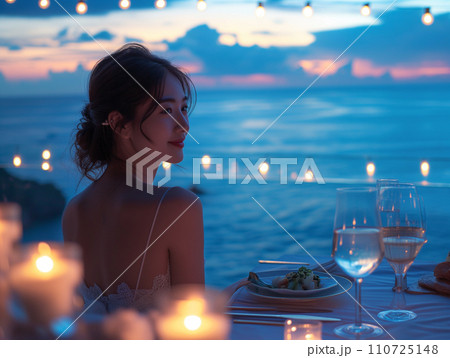 旅行先の東南アジアで食事を楽しむ女性 110725148