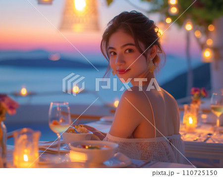 旅行先の東南アジアで食事を楽しむ女性 110725150