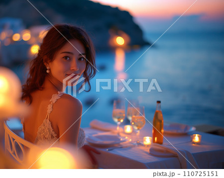 旅行先の東南アジアで食事を楽しむ女性 110725151