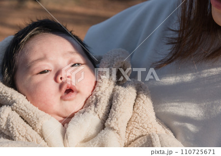 【公園で赤ちゃんを抱く】 110725671