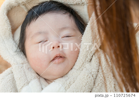 【公園で赤ちゃんを抱く】 110725674