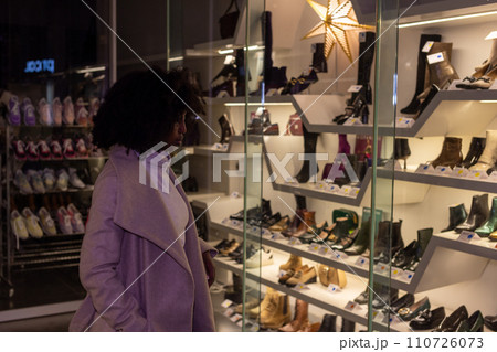 Elegance in Profile: Evening Shoe Store Gaze Elegance in Profile: Evening Shoe Store Gaze 110726073
