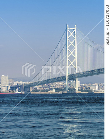 淡路島側から眺める明石海峡大橋・瀬戸内海と神戸市の遠景 / Akashi Kaikyo Bridge 110727063