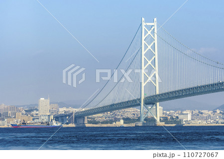 淡路島側から眺める明石海峡大橋・瀬戸内海と神戸市の遠景 / Akashi Kaikyo Bridge 110727067
