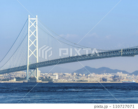 淡路島側から眺める明石海峡大橋・瀬戸内海と神戸市の遠景 / Akashi Kaikyo Bridge 110727071